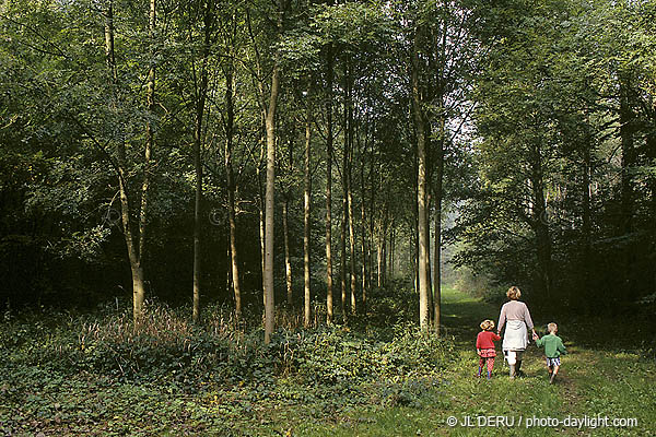 Famille en promenade -  family walking